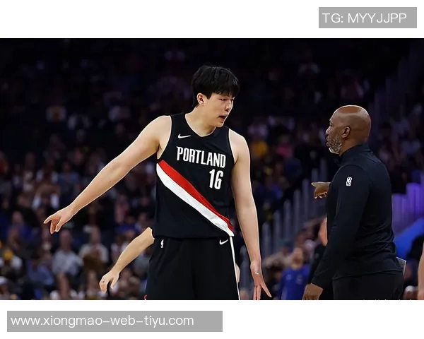 开拓者勇士赛后杨瀚森与波杰姆互动尽显默契与友谊